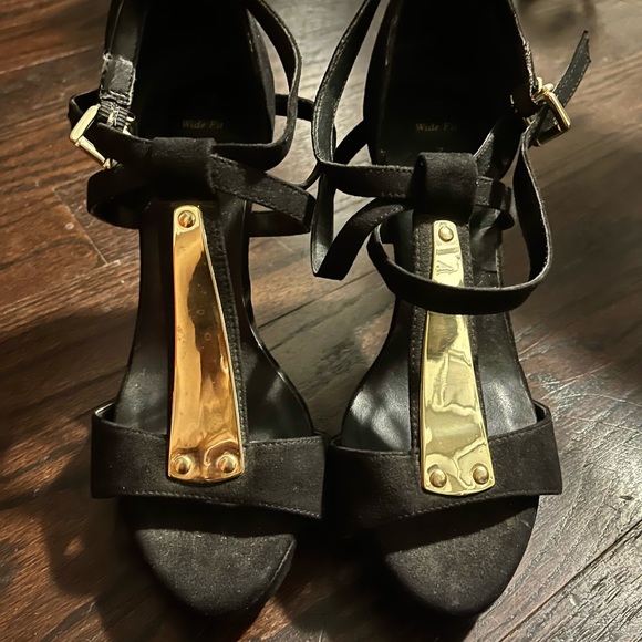 Black open toe heels with gold metal accents! - Picture 4 of 4